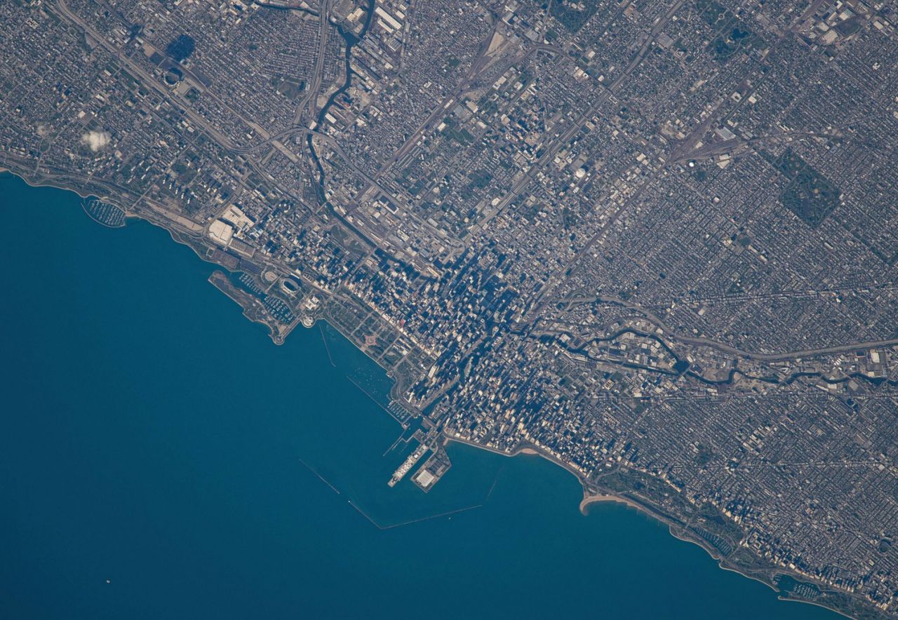 מבט מלמעלה על שיקגו ועל אגם מישיגן (צילום: נאס"א)